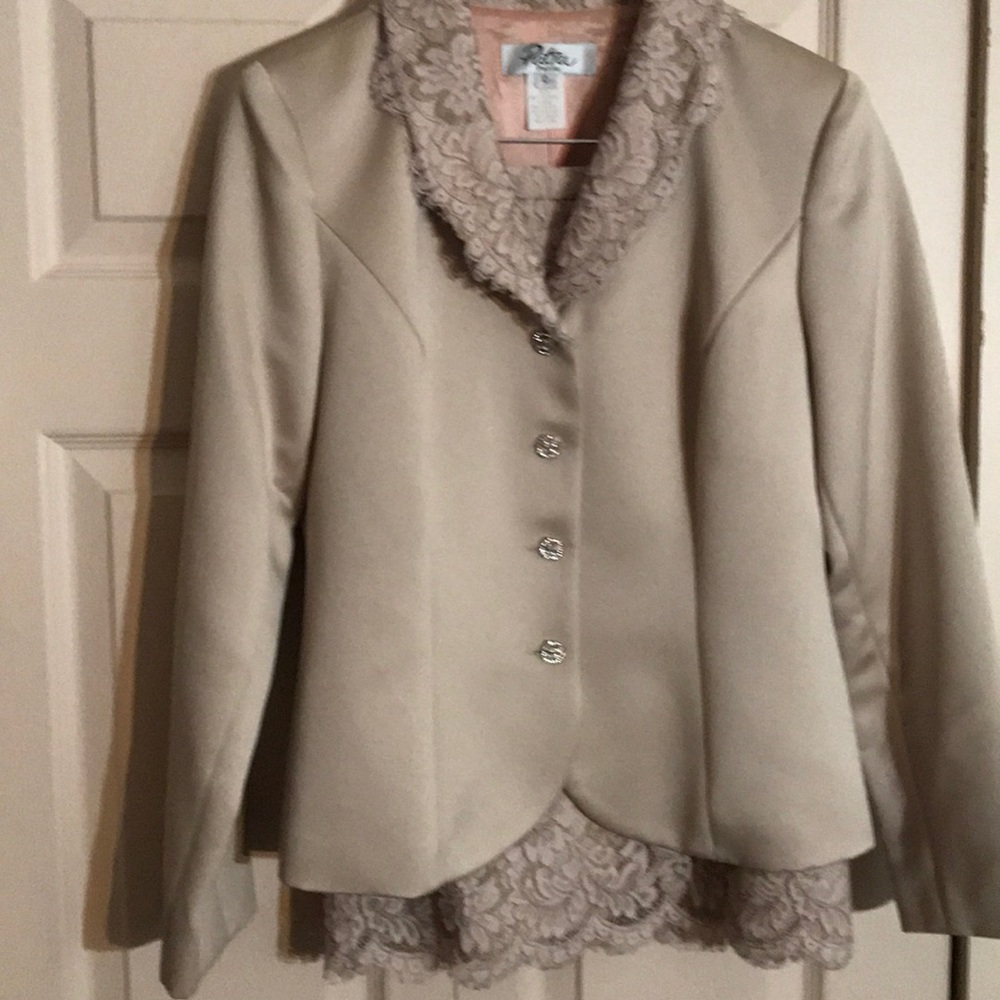 SUIT. Gorgeous Lacey skirt suit 3 piece